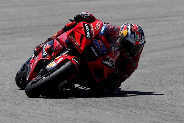 Miller aprovecha los problemas de Quartararo; Acosta gana con autoridad 