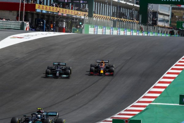 Hamilton comanda, Alonso remonta
