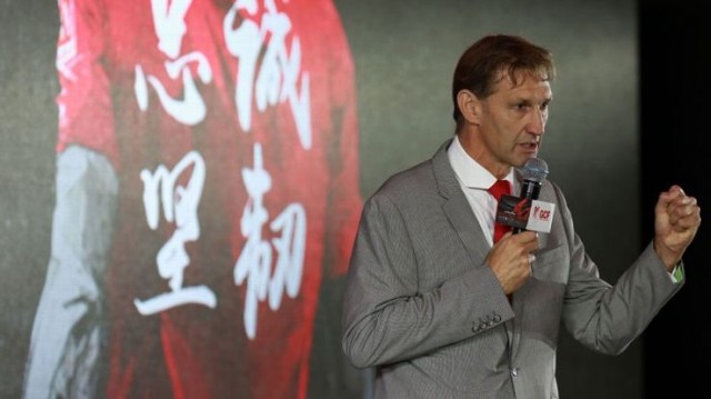 El Granada destituye a Lucas Alcaraz y nombra a Tony Adams como su sustituto