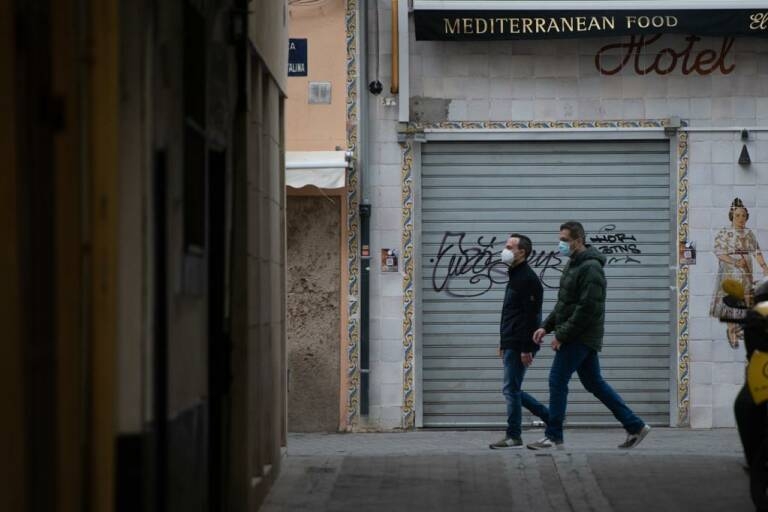 Abril deja en la Comunitat un descenso del 66 % en las muertes por covid-19 y del 28 % en los contagios