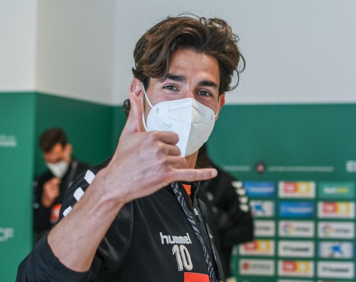 Guido Carrillo en la grada, Gonzalo Verdú en el banquillo y Pere Milla en el césped