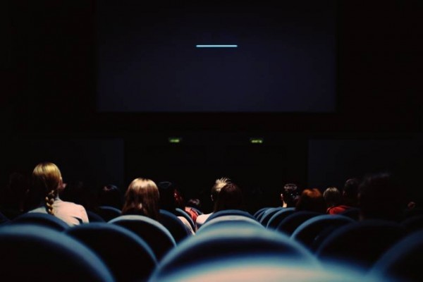 “Voy sola al cine, ¿y qué?” Contra el estigma de la butaca en singular