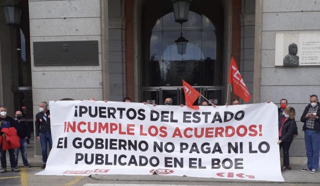 Los sindicatos denuncian que el Gobierno no paga los salarios pactados en las autoridades portuarias