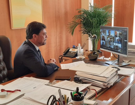 El bipartito de Alicante, equidistante: evita el debate para aislar a Vox y para reprobar a Marzà
