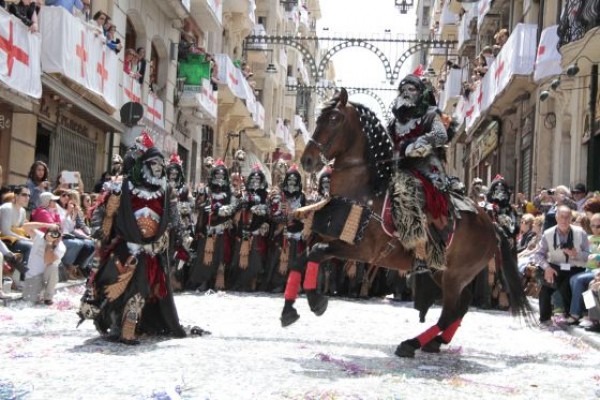 Alcoy multará con 750 euros el lanzamiento de servilletas en los desfiles de Moros y Cristianos