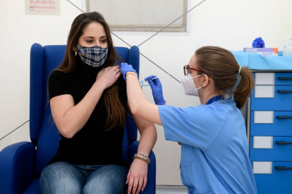 Sanidad retrasa de 12 a 16 semanas la puesta de la segunda dosis de AstraZeneca a menores de 60 años
