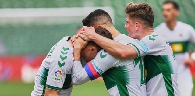 El Atlético recupera la iniciativa ante un Elche al límite