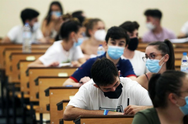 Las CCAA y las universidades decidirán cómo se examinarán de la EBAU los estudiantes con covid