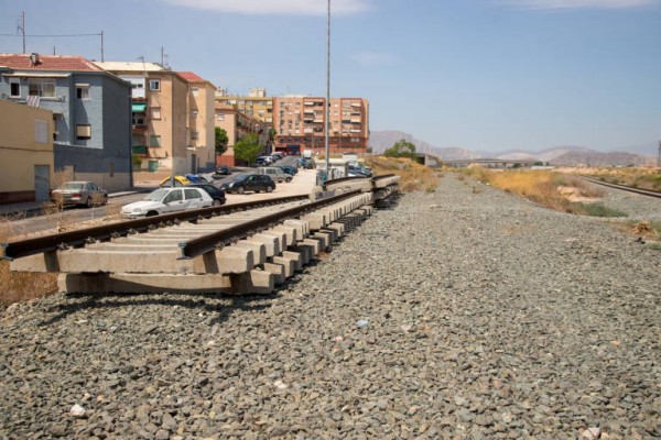 Avant 'cierra la brecha del tren' entre barrios de Alicante: tres pasos peatonales para final de año
