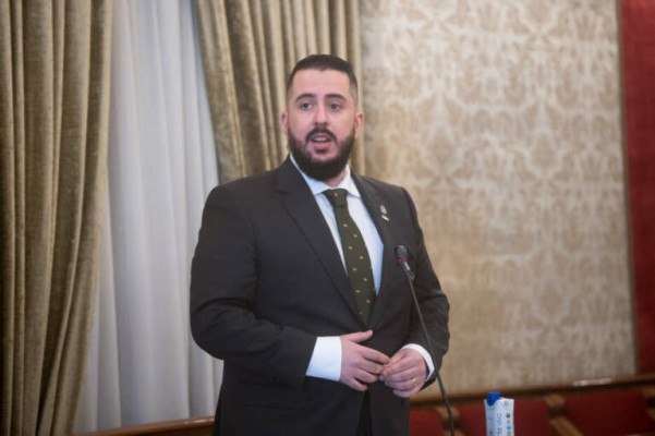 Vox plantea reprobar a Marzà por la actividad del CEIP Voramar y el PSOE exige el cese de Llopis