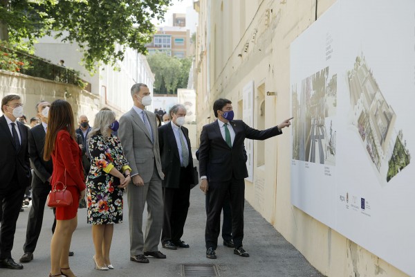 Felipe VI 'pasa revista' al proyecto de transformación de Las Cigarreras de Alicante