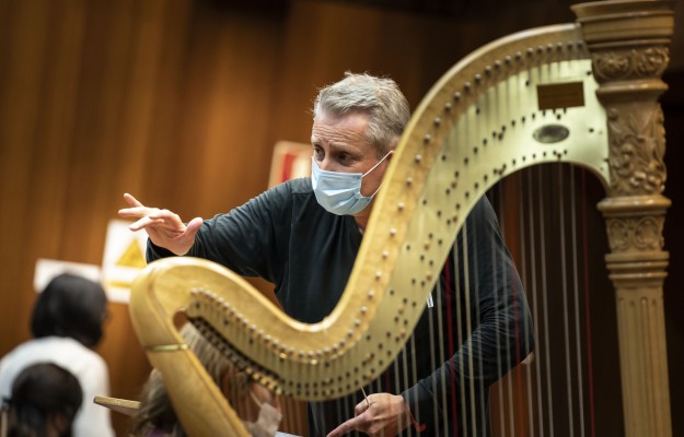 Alexander Liebreich dirige a la Orquesta de València con un programa sobre Iturbi 