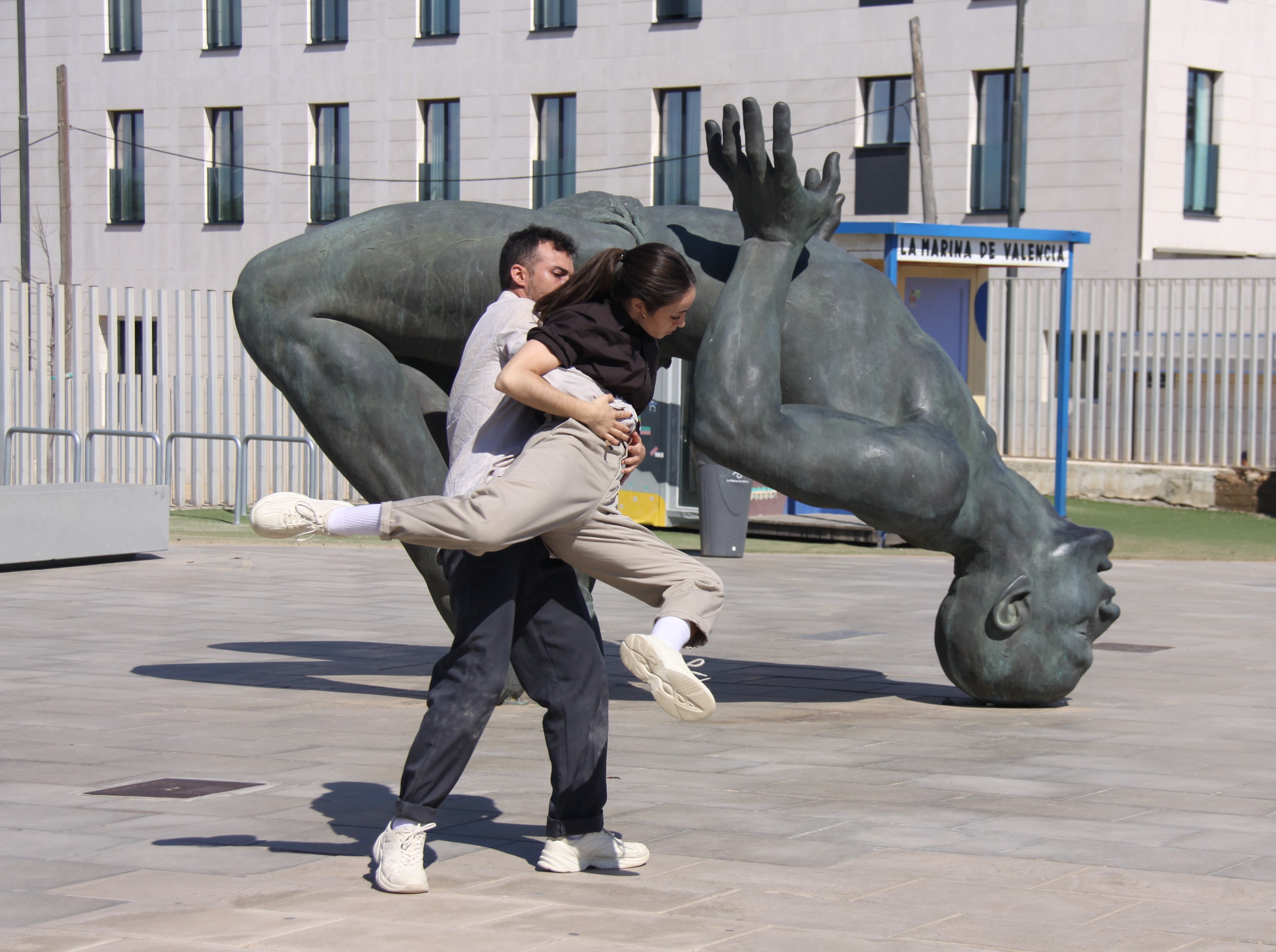 La danza rodea al Gigante de Sal de La Marina
