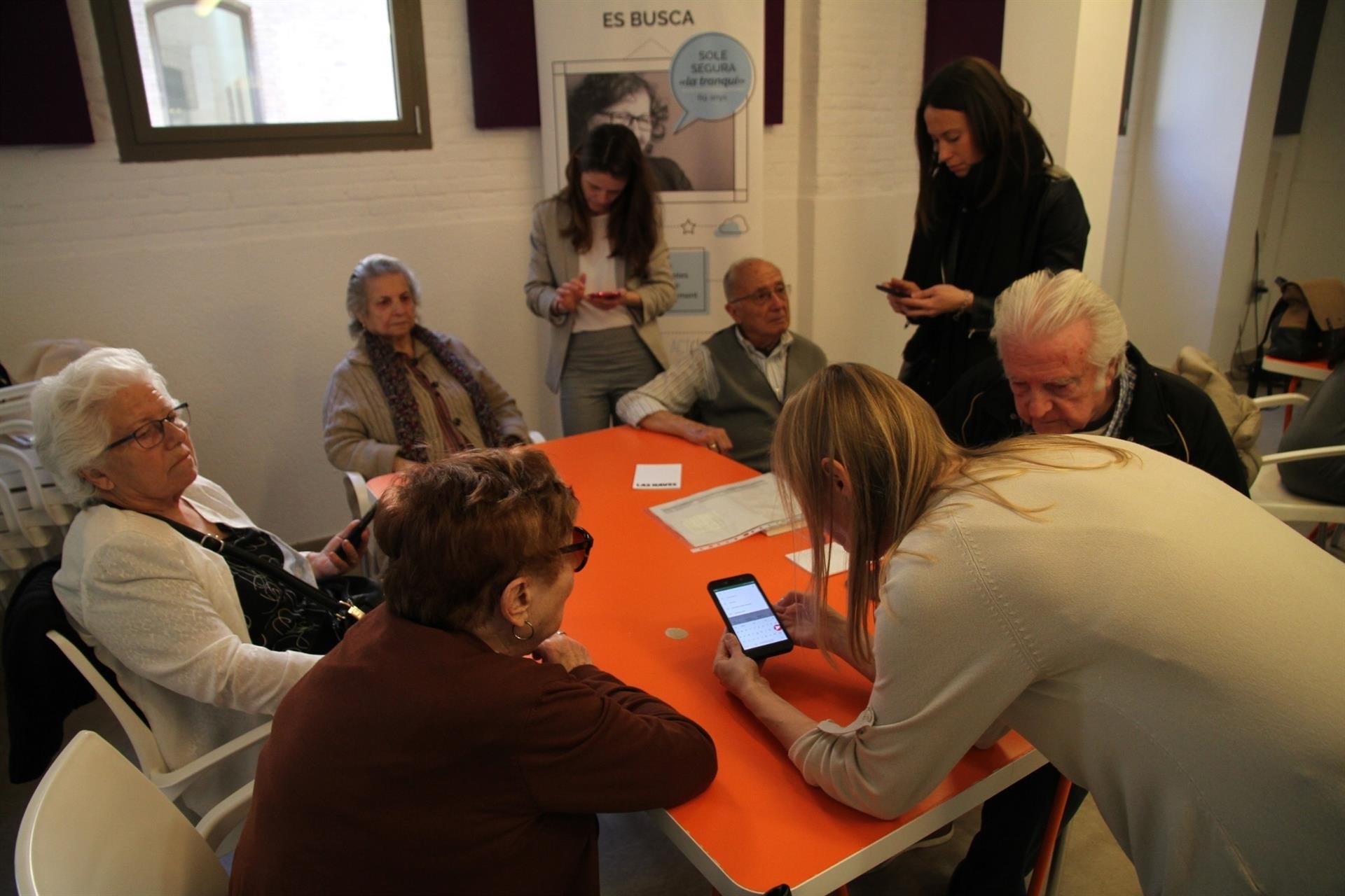 Un grupo de personas que ya participan en el proyecto de envejecimiento activo Activage. Foto: LAS NAVES - 