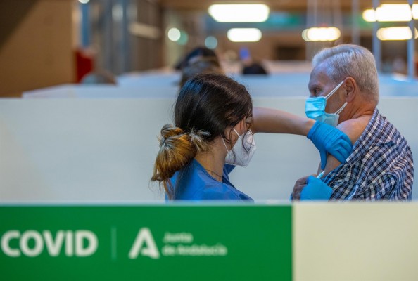 España administra 383.195 dosis en las últimas horas y supera las 15 millones en total