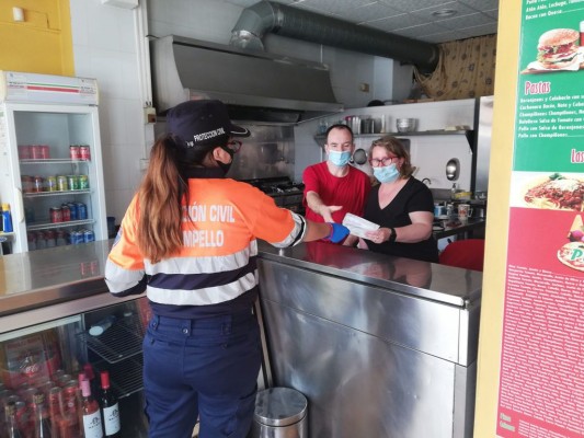El Campello inicia un segundo reparto de mascarillas FFP2 al comercio y la hostelería