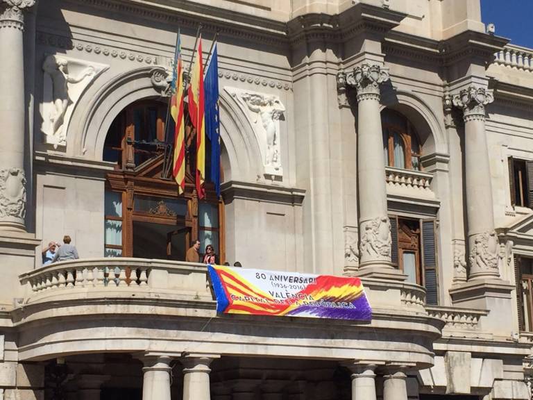 El Gobierno llevará a los tribunales a los ayuntamientos de la Comunitat que exhiban banderas republicanas