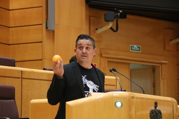 Mulet emula a Lizondo y a Baldoví y saca una naranja en el Senado
