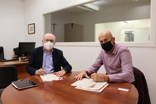 Disfrimur da otro paso en su compromiso social y renueva su colaboración con Cáritas