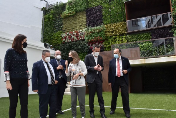 El CEU de Elche rehabilita de forma integral sus instalaciones en el centro e incluye un jardín vertical