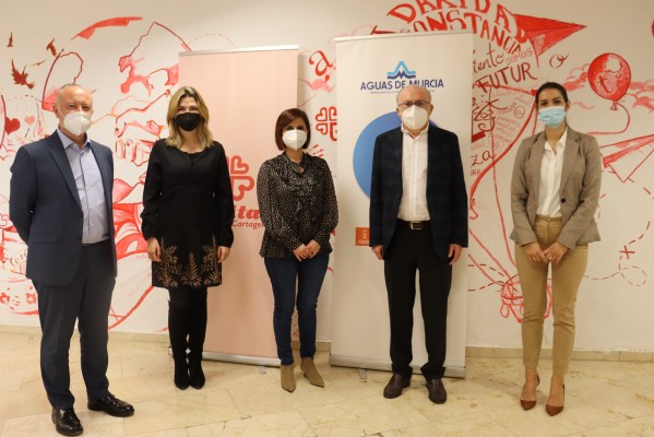 El fruto de 10 años: los trabajadores de Aguas de Murcia donan 8.000 euros a Cáritas