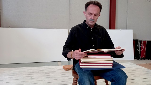 Pedro Cano se convierte en personaje y se sube al escenario del Romea