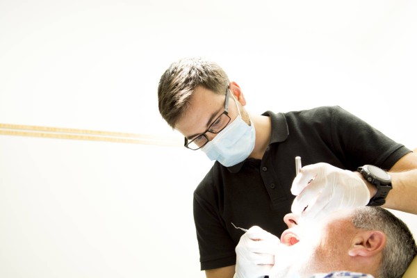 Un centenar de dentistas de la Región realizarán revisiones dentales gratuitas a mayores de 65 años
