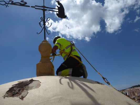 La Nucía refuerza su campanario tras la caída de un rayo
