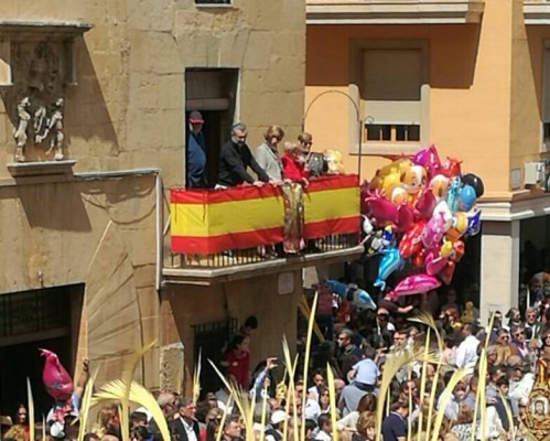Queman una bandera de España que una vecina de Elche colgó por la Semana Santa