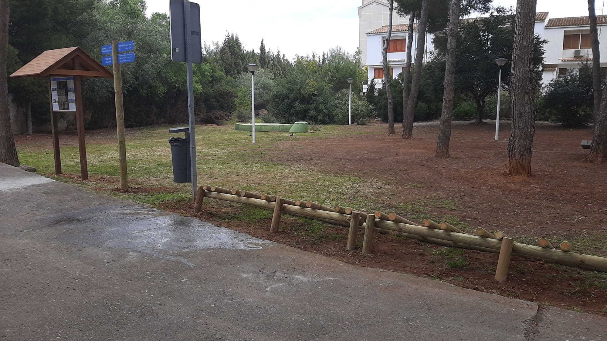 Oropesa instala en la Vía Verde un nuevo aparcabicis y un panel informativo