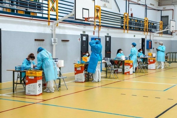 España registra 7.665 nuevos casos de covid-19, 117 muertes y la incidencia baja a 232