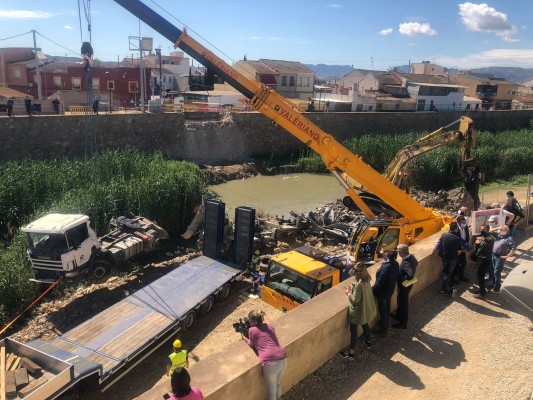 Retiran la hormigonera que se cayó al Segura en El Raal y ya hay proyecto para el nuevo puente