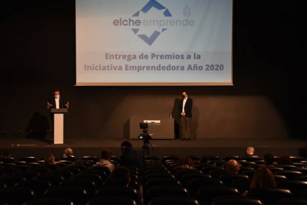 El Ayuntamiento de Elche entrega los premios a las iniciativas emprendedoras del mes