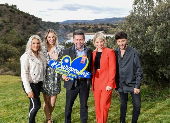 Homenaje de Blas Cantó y otras estrellas de Eurovisión a los agricultores 
