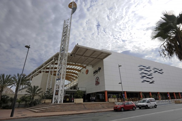 El gigante británico de los centros comerciales se suma a la puja por Panoramis a expensas del juez
