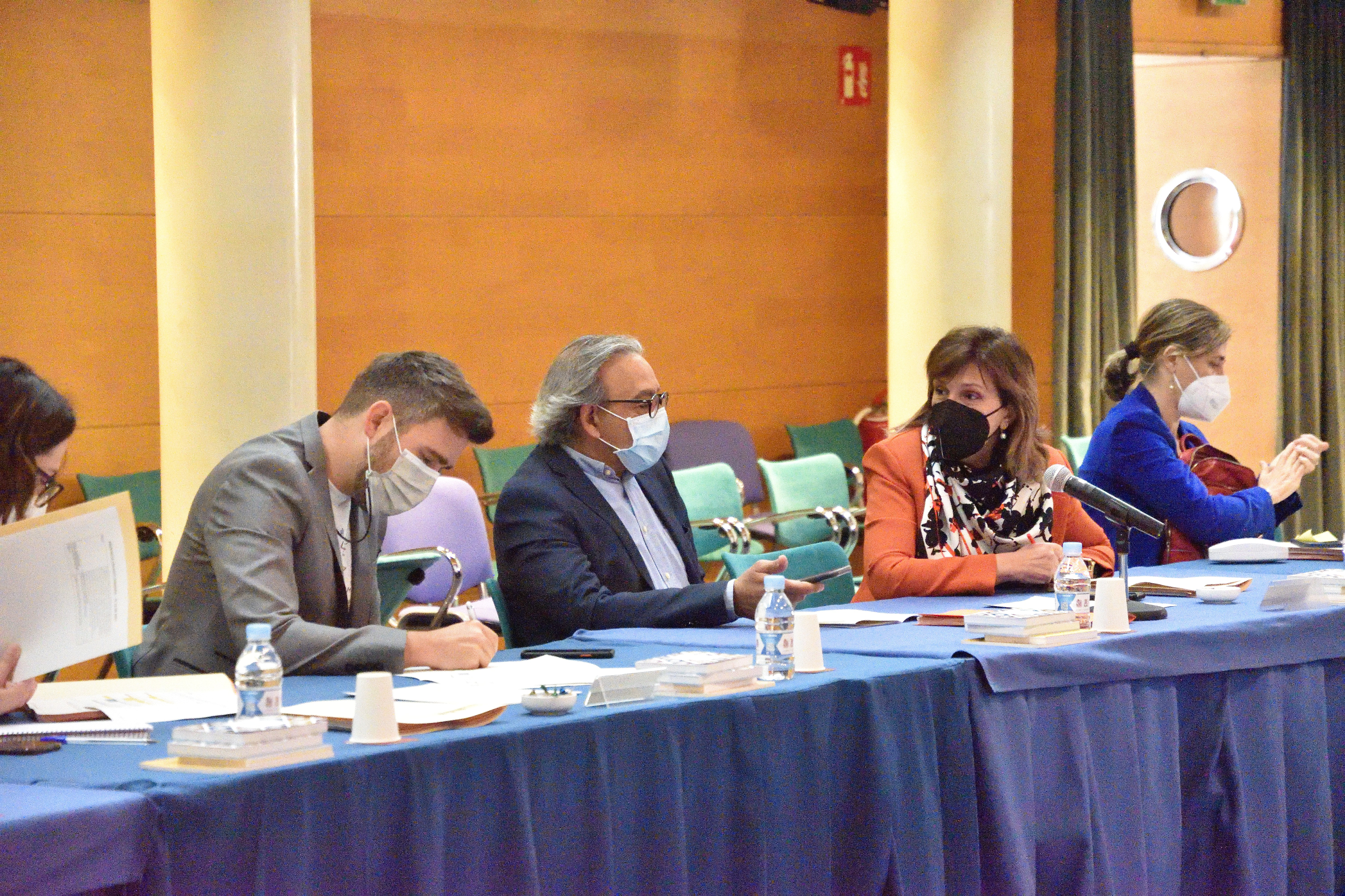 Los portavoces de PSPV y Compromís, Manolo Mata y Fran Ferri. Foto: CORTS VALENCIANES/INMA CABALLER - 