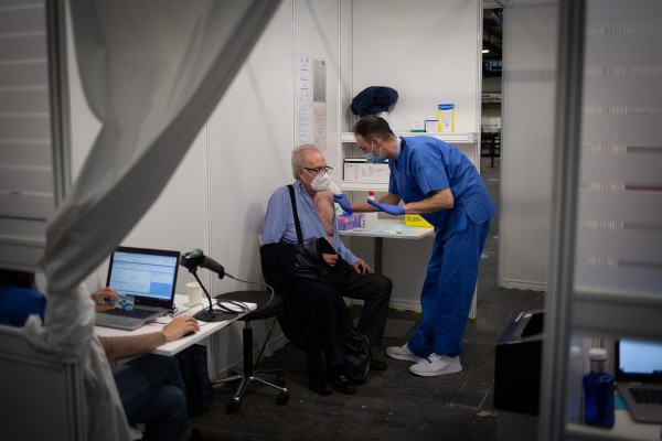  España administra 449.680 dosis durante el fin de semana y casi cuatro millones ya tienen pauta completa