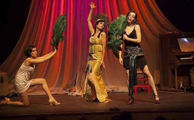 El Teatre Arniches acoge la proyección de 'Paradís' y la presentación del último libro de Joan Borja