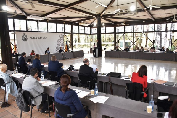 El pleno de Elche vuelve a sus clásicos: polémica por las inversiones, impuestos, el trasvase... y la Cruz de Germanías