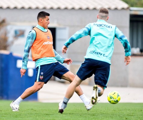 Dani Gómez, con una herida en la rodilla, al margen del grupo