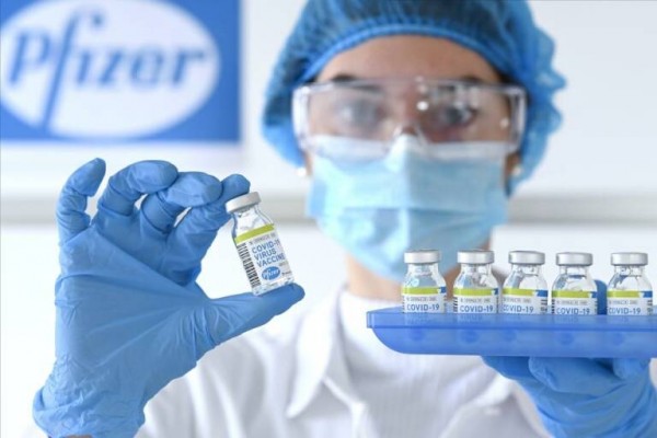 Darias anuncia la llegada de 1,7 millones de vacunas Pfizer todos los lunes de mayo