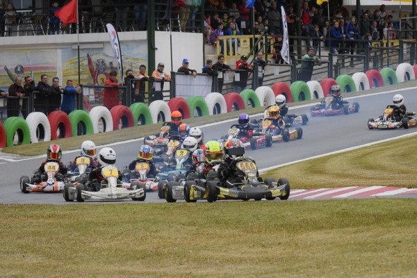 Más de sesenta pilotos participan en la segunda cita del territorial de Karting en Albaida