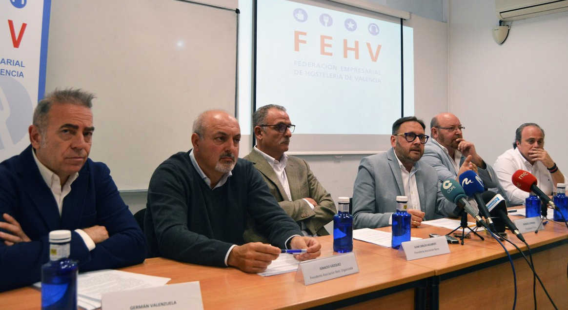 Los hosteleros advierten de que prohibir aparcar en el carril bus pone en riesgo 500 puestos de trabajo