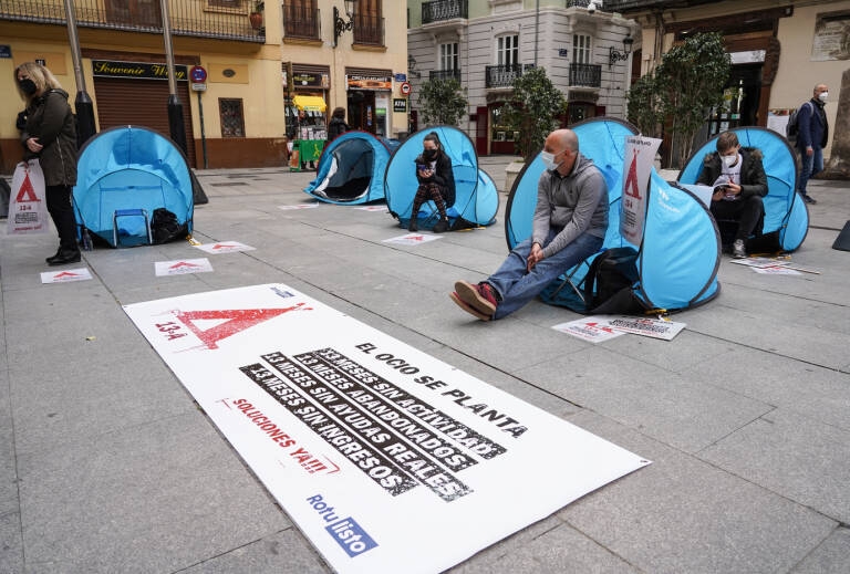 La acampada del ocio nocturno mantiene las protestas ante los 