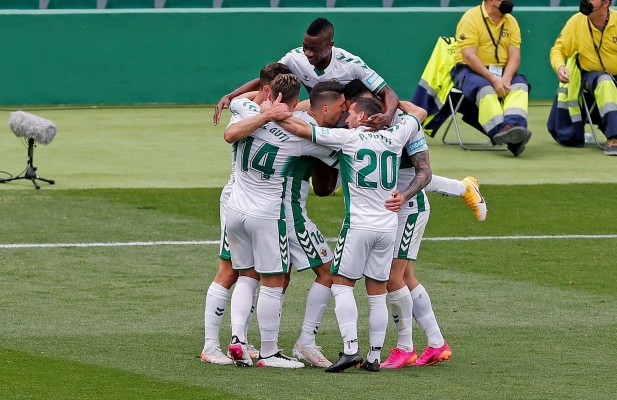 El Elche levanta una primera bola de partido