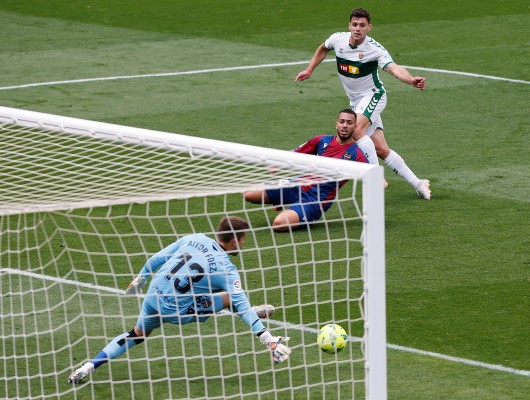 Un gol de Boyé da ventaja al Elche ante el Levante
