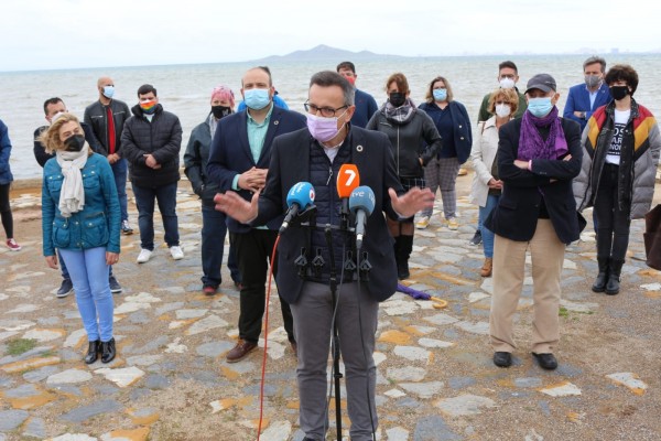Conesa presenta un manifiesto en defensa del Mar Menor: exige a Miras que abandone la 'guerra' con Sánchez
