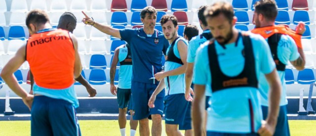 Muñiz reúne a sus jugadores en el primer entrenamiento de la semana