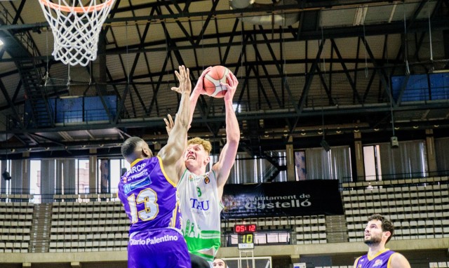 El TAU Castelló derrota al Palencia y acaricia los 'play off' de ascenso