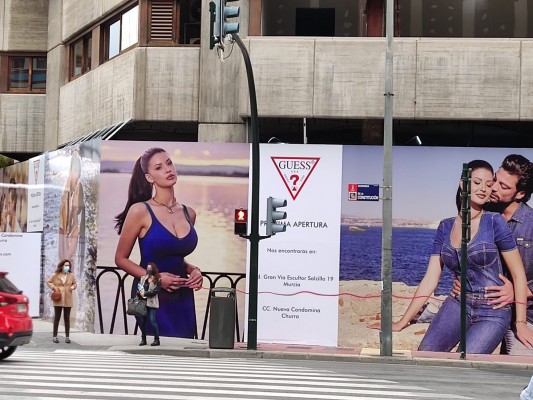 La firma de moda Guess prepara la apertura de una nueva tienda en un bajo del edificio Hispania de Murcia